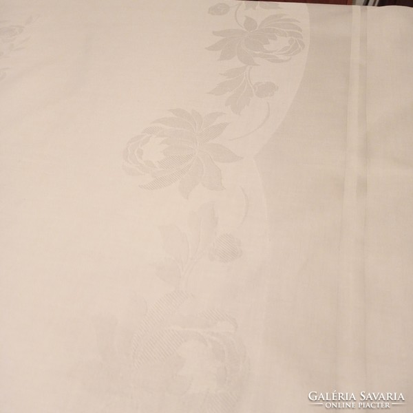 Hófehér,  nagyvirágos damaszt asztalterítő 150 x 125 cm