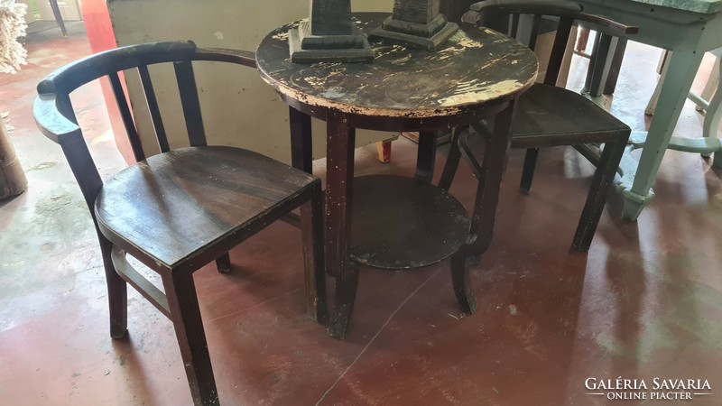Asztal 2db székkel