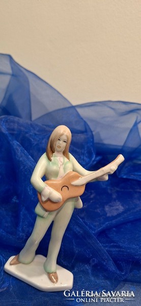 Aquincumi porcelán,gitározó lány.