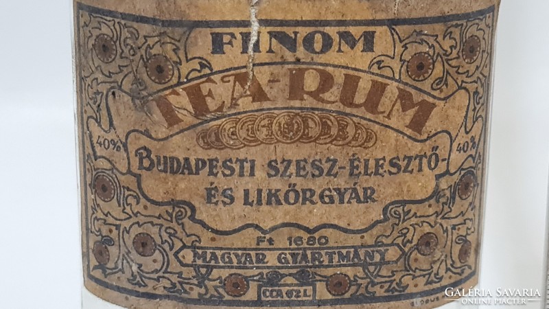 "Finom Tea-Rum, Budapesti Szesz-Élesztő- és Likőrgyár, CCA 0,2 L" címkés színtelen rumosüveg (3007)