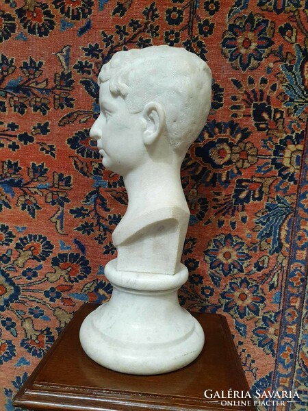 Martinelli Jenő 1886-1954 márvány szobor párban. 1929-es . Gyönyörűen megmunkált. 50cm magasak.