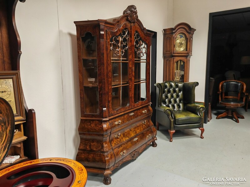 Neobarokk fiókos vitrines szekrény,kaliforniai diógyökér furnér vitrin ,tálaló csodaszép állapotban