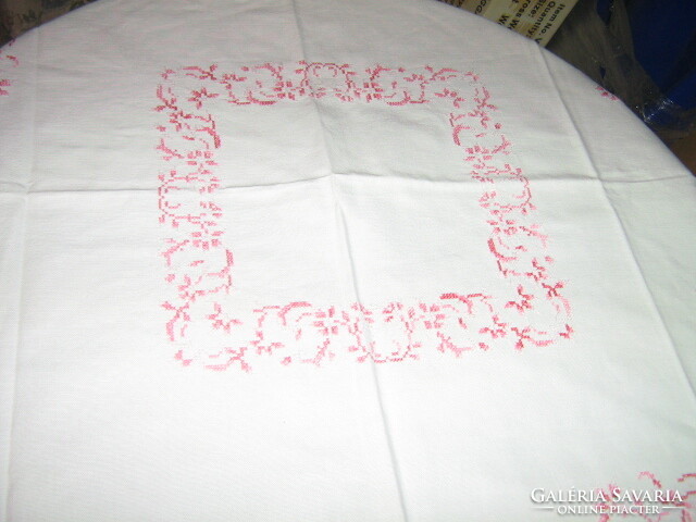 Tablecloth embroidered with beautiful shades of pink