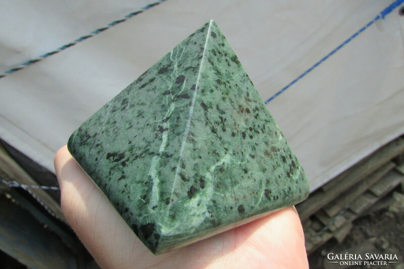 Egyedi kézműves munkával készült piramis, magas Magnetit tartalmú, mágneses Szerpentinitből