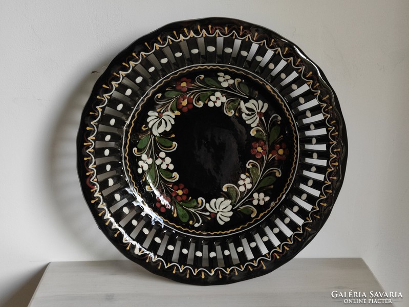 Hatalmas sötét színvilágú áttört virágos hódmezővásárhelyi kerámia fali tányér