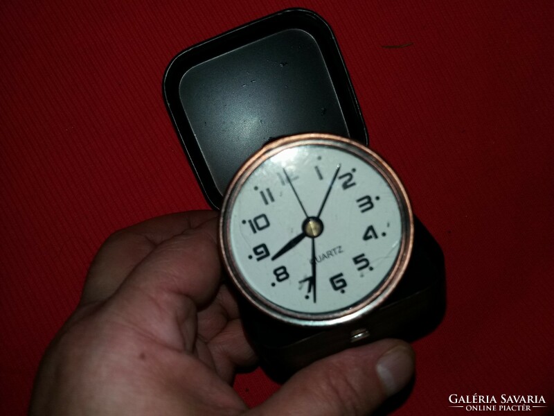 Collapsible table quartz clock in an old traveler's metal box, not tested according to the pictures