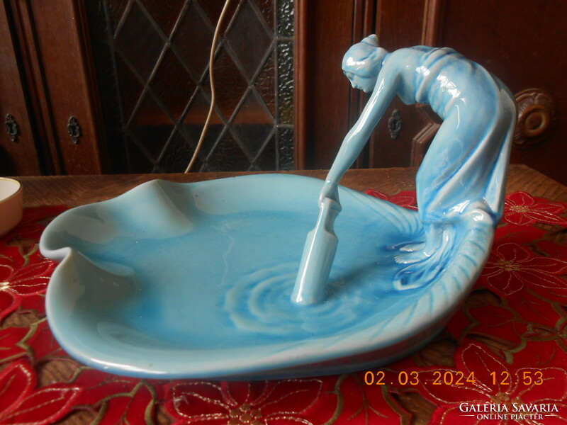 Zsolnay alapmázas vízmerítő nő, nagyméretű 28 cm