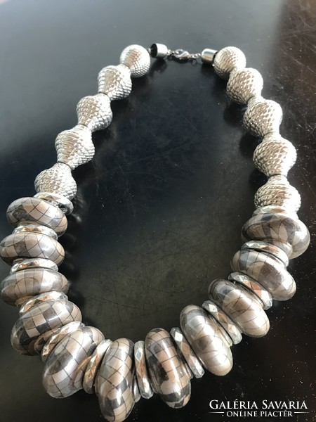 Dekoratív, nagy szemű bézs-ezüst színű elemekből álló nyaklánc, divatékszer (Süt)
