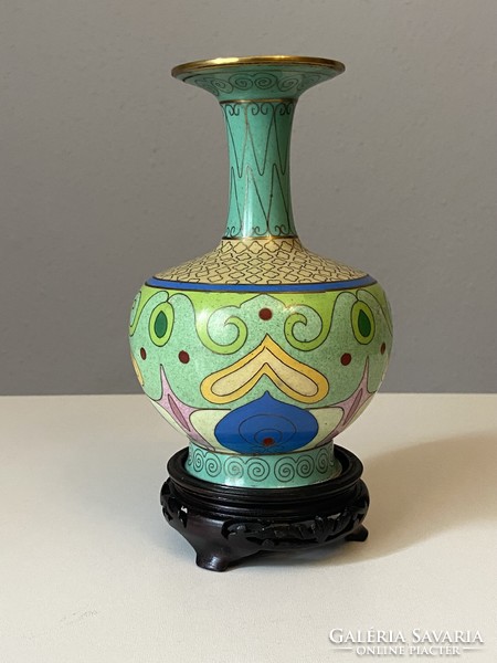 Asian compartment enamel cloisonne decorated green vase with round wooden base 20 cm