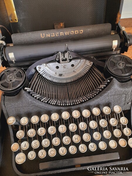 Old underwood desktop typewriter, works