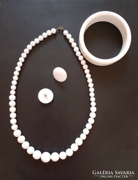 Retro plastic necklace with bracelet and earrings