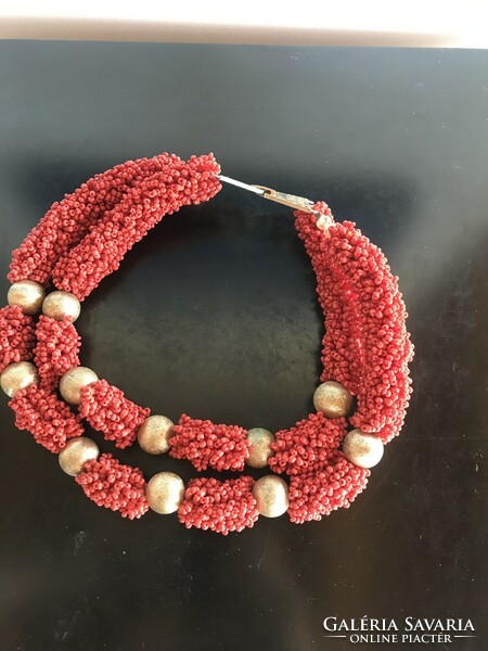 Dekoratív, korall színű, apró szemű gyöngyökből álló nyaklánc, afrikai tradicionális ékszer (Süt)