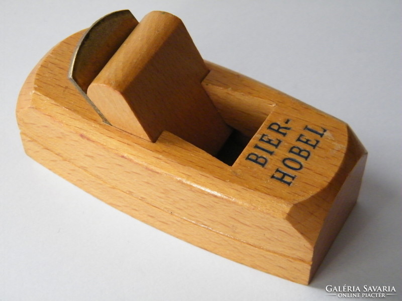 Beer opener in the shape of a mini wooden planer