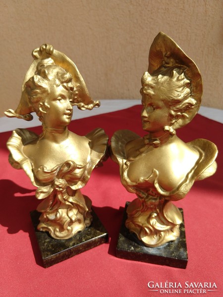 A pair of antique Viennese female busts, flawless, gilded pieces on a marble base, 24 cm high,