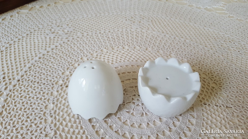 Egg-shaped porcelain salt and pepper shaker