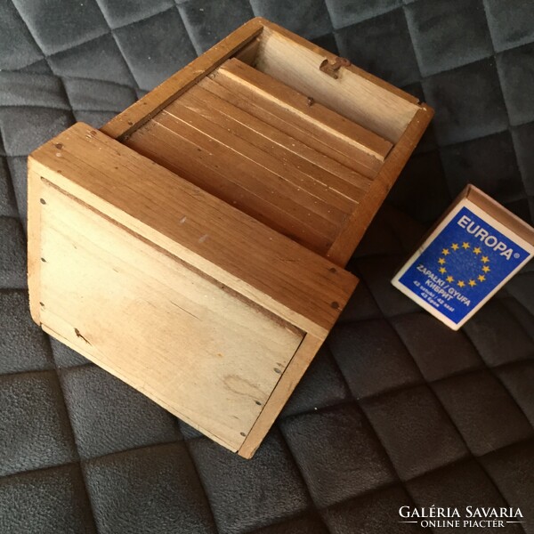 Nagyon aranyos, picike, mini régi,kisméretű, fából készült bútor makett, redőnyös írószertartó doboz