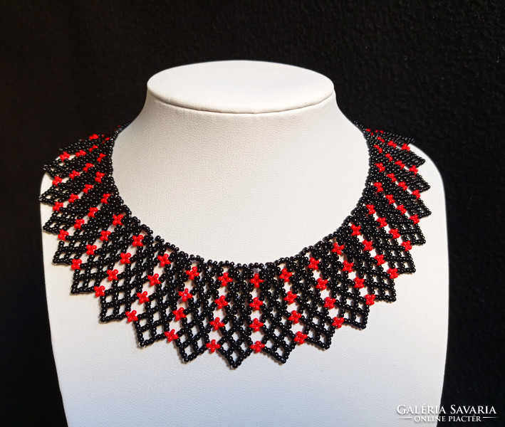 Black and red folk pearl necklace