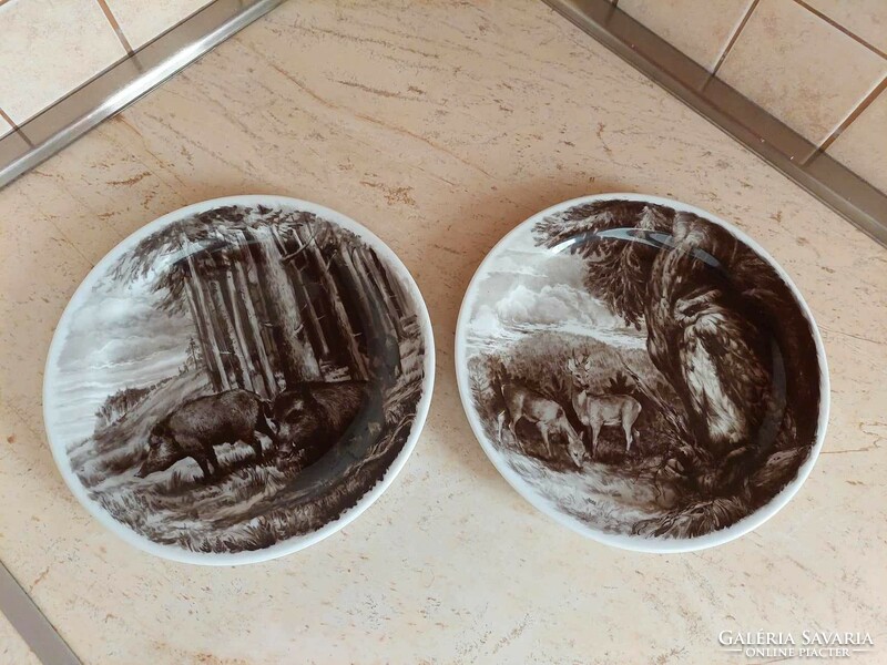 2db vadjelenetes porcelán tányér