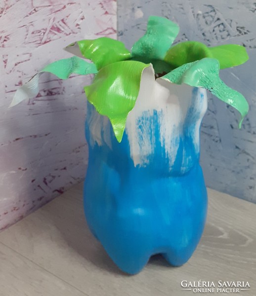Kézműves váza újrahasznosított műanyag palackból