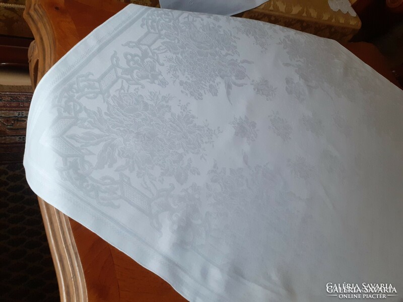 Beautiful monogrammed damask tablecloth, napkin.. 80X83 cm
