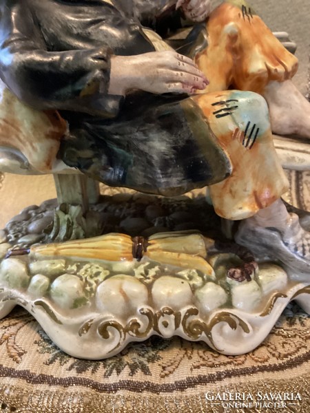 Capodimonte jelzett porcelán padon pihenő csavargó figura