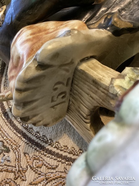 Capodimonte jelzett porcelán padon pihenő csavargó figura