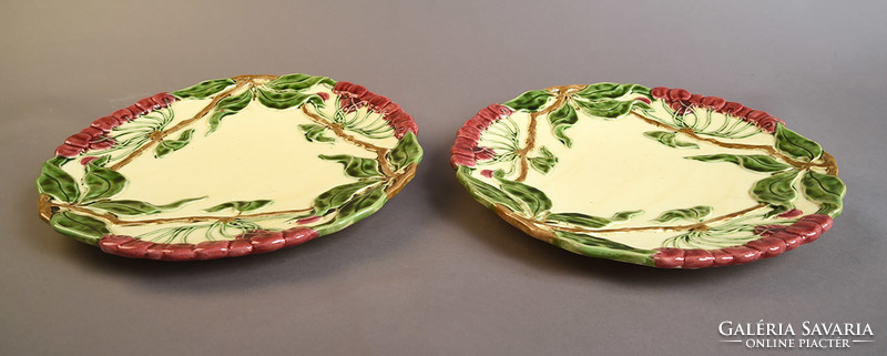 Körmöcbányai szecessziós fali tányérpár bogyós mintával, XX.sz. eleje, az egyiken sérülés