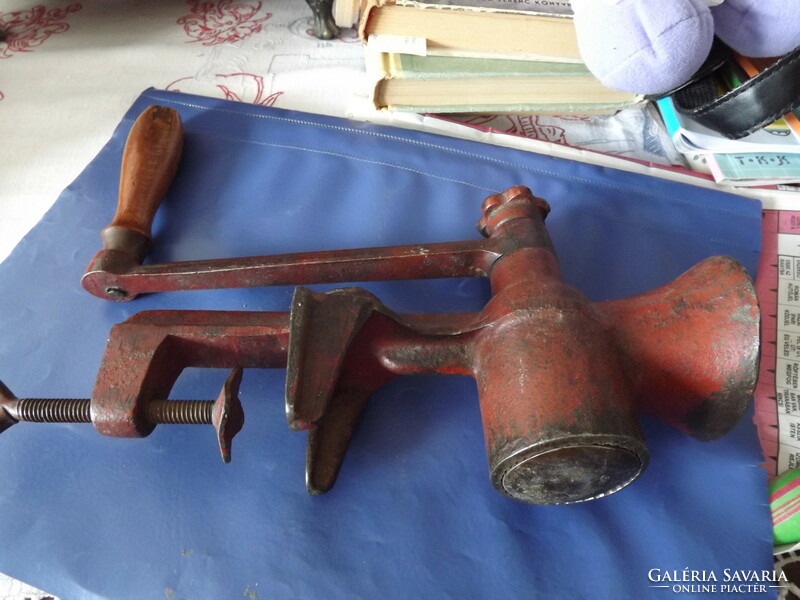 Poppy grinder in excellent working old cast iron
