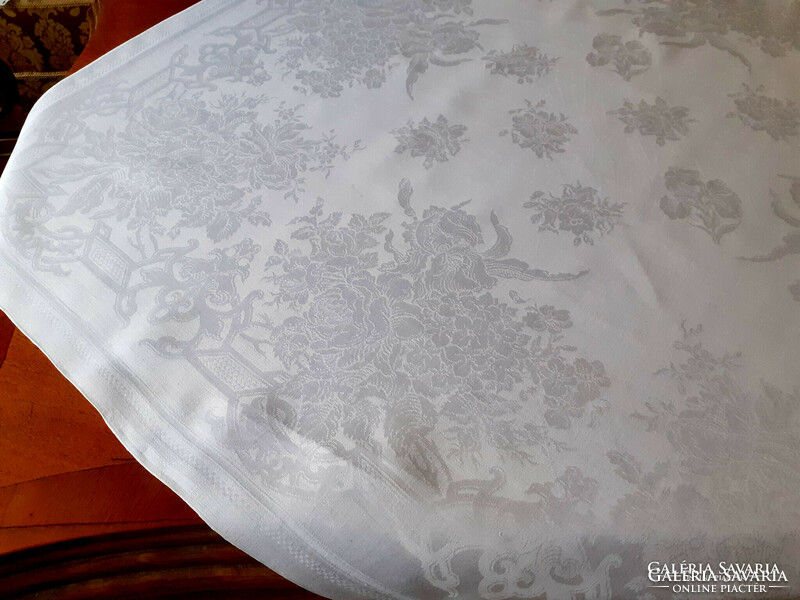 Beautiful monogrammed damask tablecloth, napkin.. 80X83 cm