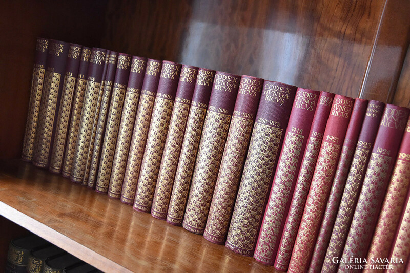 40 kötet Codex Hungaricus Magyar Törvények 1687-1942 – Az alkalmazásban levő magyar törvények gyűjte