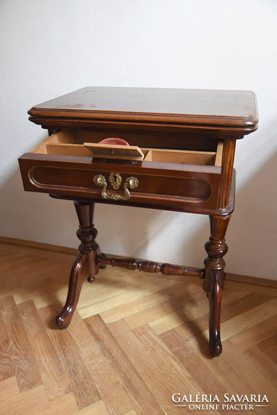 Biedermeier 2-fiókos varróasztal, duplalapos, felnyitható, lábtartóval, behajtható tűpárnával, magya