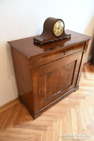 1-fiókos biedermeier alacsony szekrény, intarziás, bronzveret, magyar, 1830-as évek