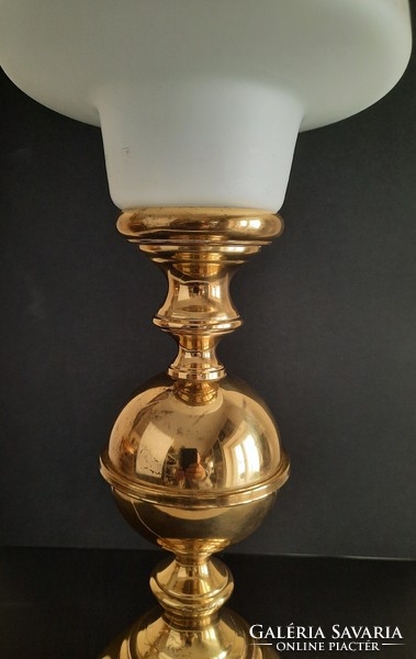 Vintage patinírozott vas asztali lámpa, tejüveg búrával