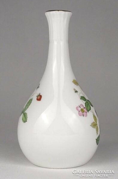 1Q938 Jelzett Wedgwood fehér porcelán váza 13.5 cm