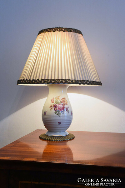 Bécsi-rózsás porcelántalpú asztali lámpa, sárgarézzel montírozva, fehér ernyővel, XX. sz. első fele