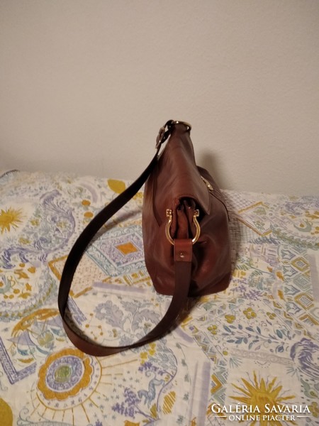 Gyönyörű, Armani barna bőr női táska, állítható hosszúságú füllel