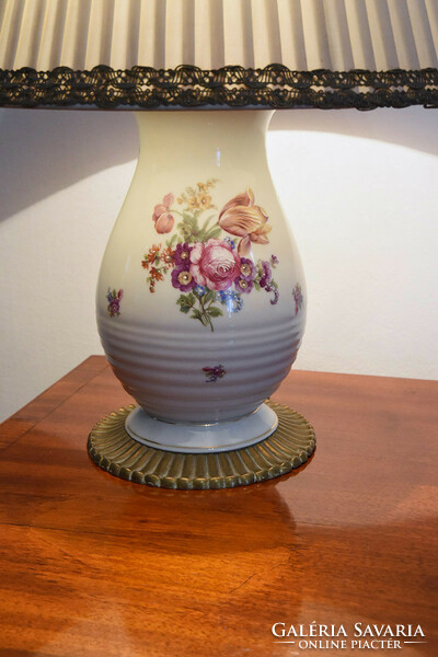 Bécsi-rózsás porcelántalpú asztali lámpa, sárgarézzel montírozva, fehér ernyővel, XX. sz. első fele