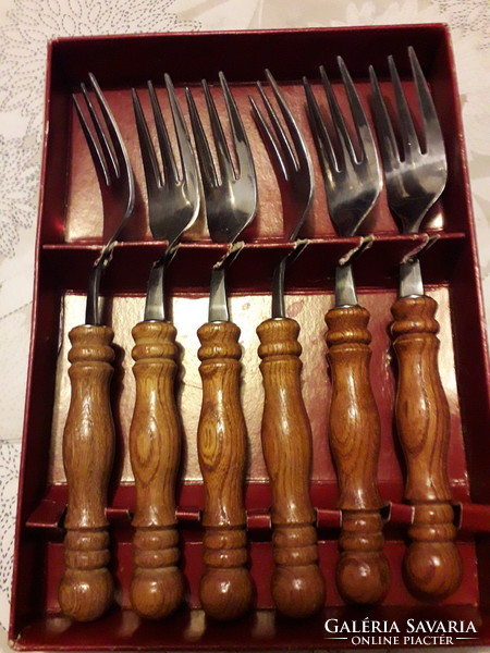 Set of 6 unopened stainless steel cake forks with English carved handles. 1 Set perfect