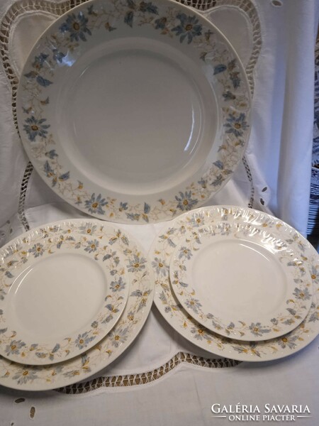 Porcelain serving plate, accompanying flat and cake plate