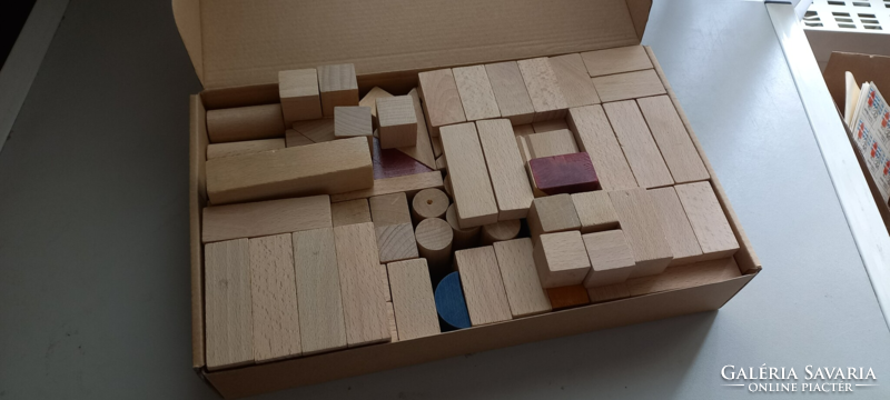 131 darab fa építőkocka vegyesen, eredeti doboza nélkül