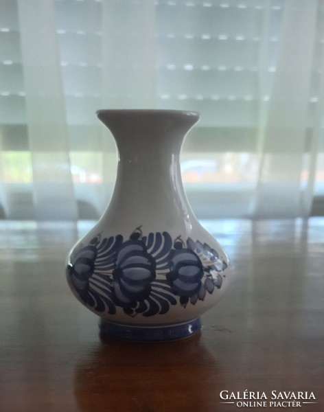 Kis kék virágos kerámia váza