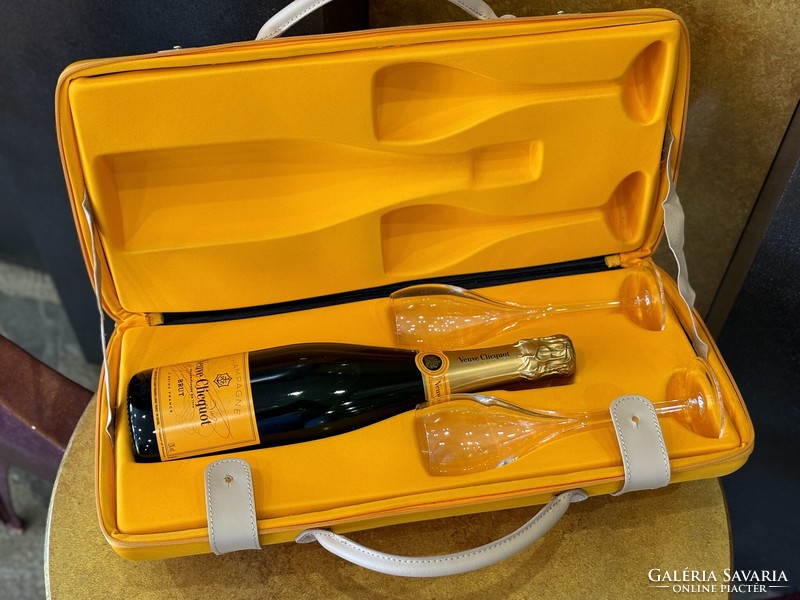 Veuve clicquot traveler bag with 2 vcp champagne glasses, removable lining, in original factory packaging