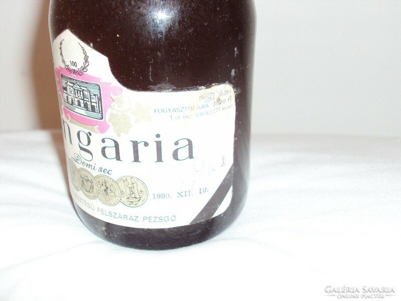 Retro Hungaria pezsgő üveg palack -  1980 december 10. dátum Születésnapra! Bontatlan, ritkaság