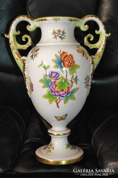 Decorative vase from Herend, painted with a victorian pattern, with acanthus leaf ears. 42 Cm..