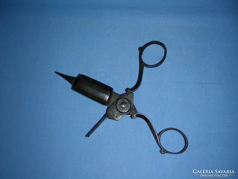 Very nice wrought iron candle knocker