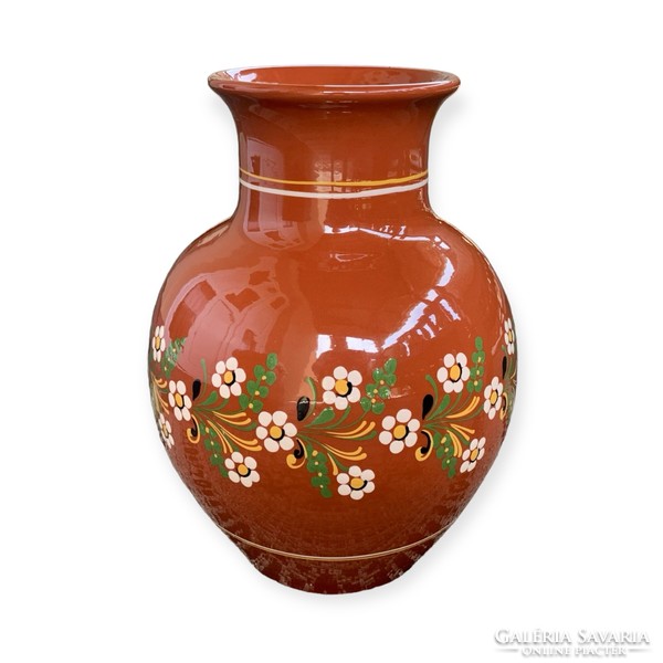 Nagyméretű Hódmezővásárhelyi mázas váza körben festett virág díszítéssel, 31 cm.