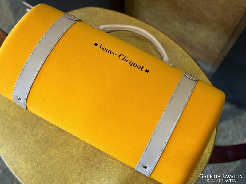 Veuve clicquot traveler bag with 2 vcp champagne glasses, removable lining, in original factory packaging