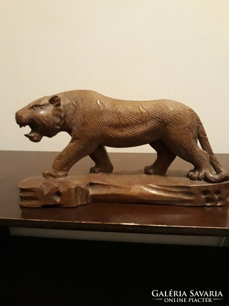 Carved wooden tiger, painting without inlay, carved from one piece. Length. 29 Cm, width 7.5 Cm, height. 15 Cm 925 gr