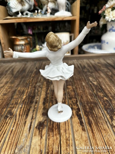 Német porcelán korcsolyás lány jelzett: Schau Bach Kunst