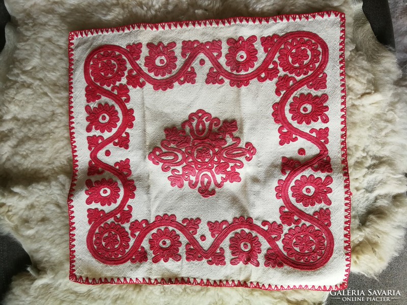 51X48 cm, fur tablecloth, with large script embroidery.